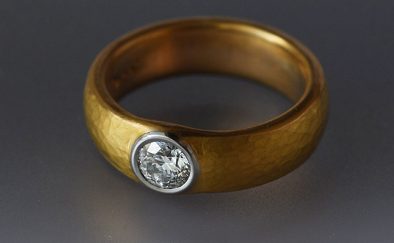 24ct Gold, Platinum and Diamond Ring 1424 24ct gold, Platinum and Diamond ring 1424