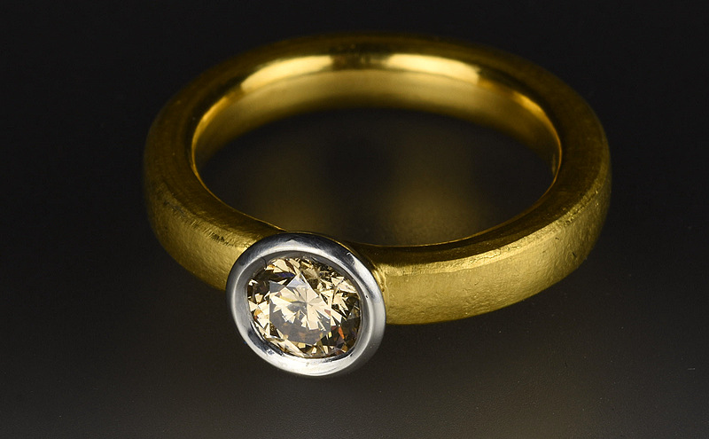 24ct Gold, Platinum and Diamond Ring 1437 24ct Gold, Platinum and Diamond Ring 1437